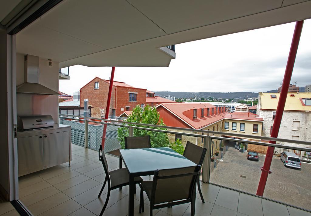 Sullivans Cove Apartments Хобарт Экстерьер фото A balcony in a modern apartment