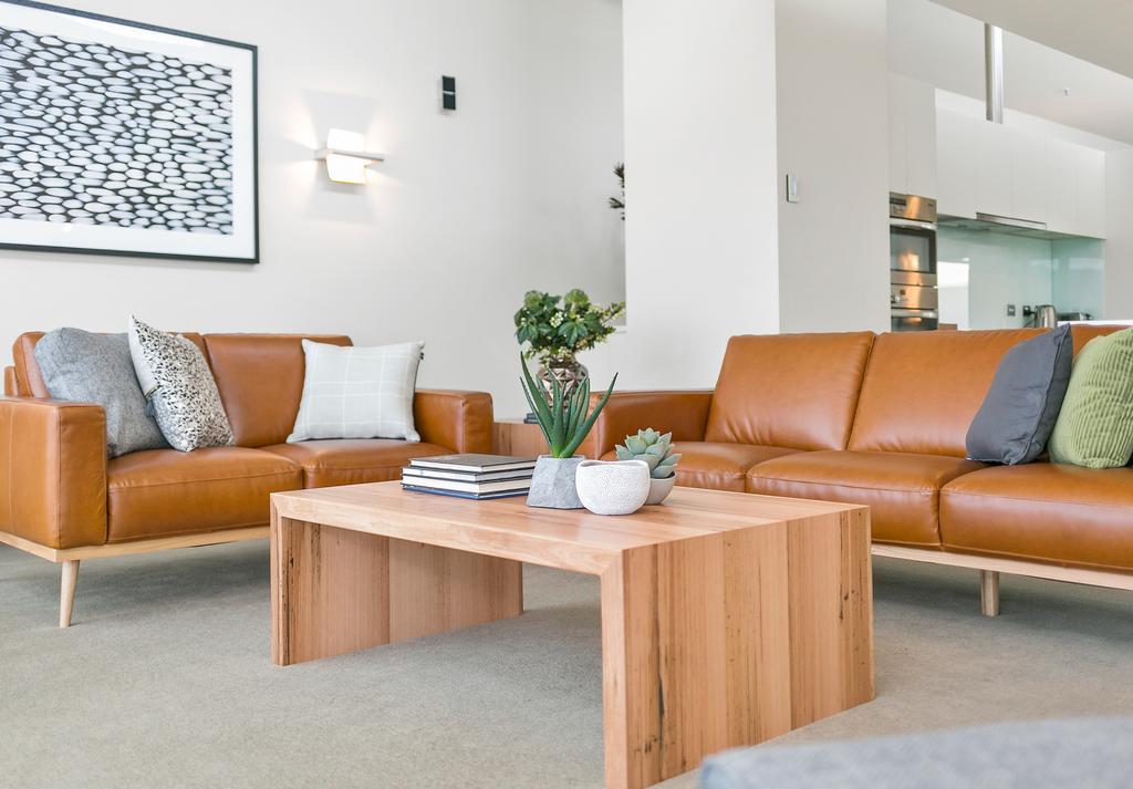 Sullivans Cove Apartments Хобарт Экстерьер фото A living room with a leather sofa