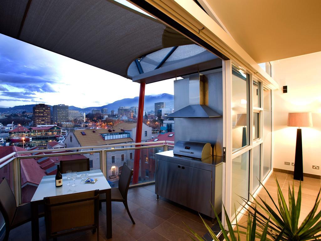 Sullivans Cove Apartments Хобарт Экстерьер фото A balcony with a retractable awning