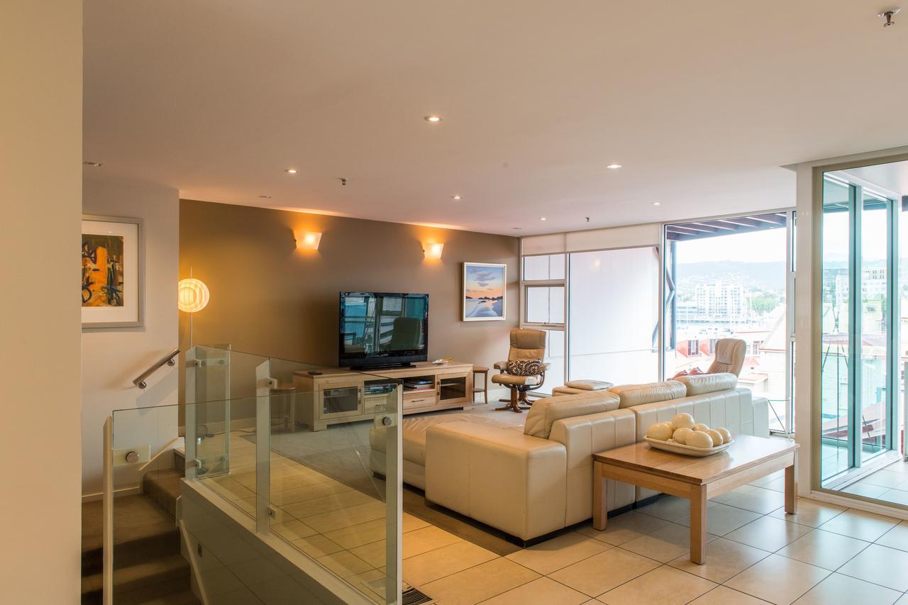 Sullivans Cove Apartments Хобарт Экстерьер фото A living room in a modern house
