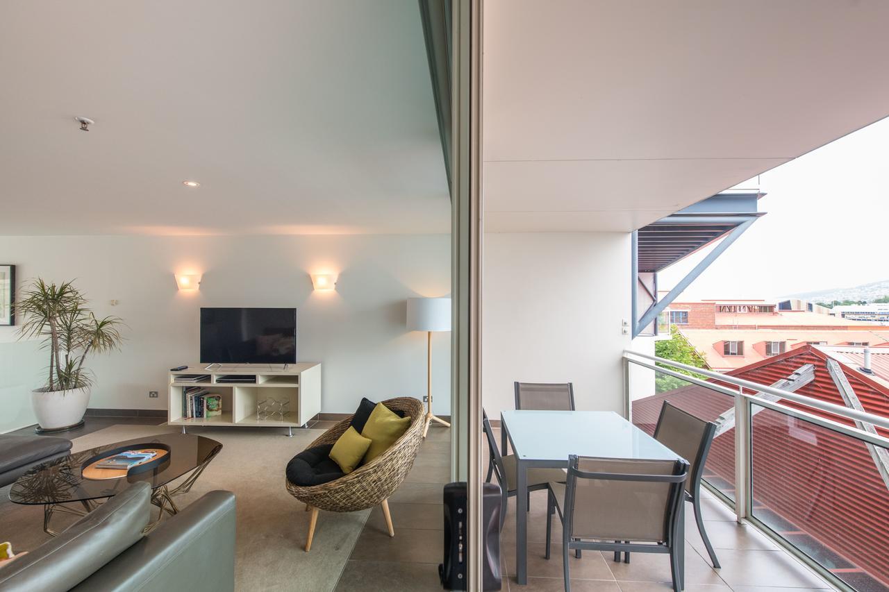 Sullivans Cove Apartments Хобарт Экстерьер фото A balcony in a modern apartment