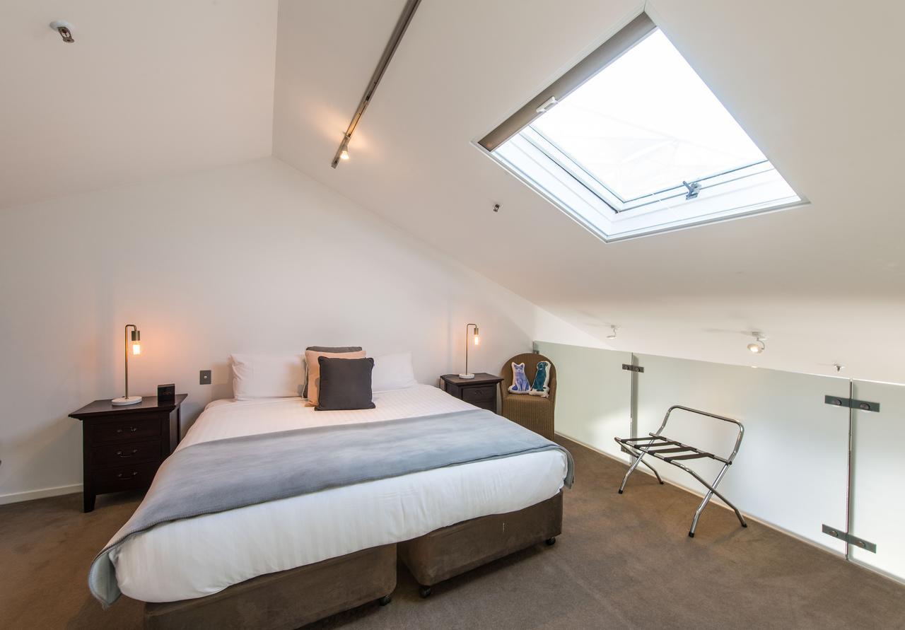 Sullivans Cove Apartments Хобарт Экстерьер фото Skylight in a bedroom