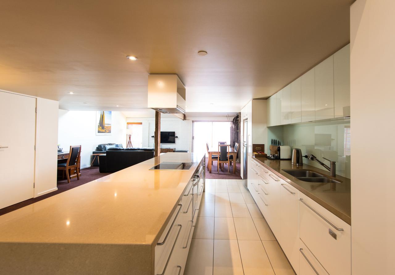 Sullivans Cove Apartments Хобарт Экстерьер фото A kitchen in a private house